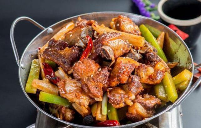 “干鍋排骨”的家常做法，做法簡單，口感麻辣鮮香