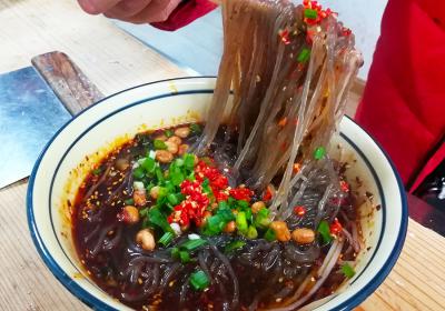 成都特色小吃酸辣粉技術(shù)培訓(xùn)，價(jià)廉物美創(chuàng)業(yè)無(wú)憂